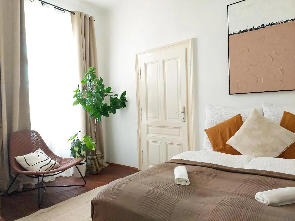 Hidden Garden - Spacious Modern - 1 Min To City Shuttle Apartment Vienna