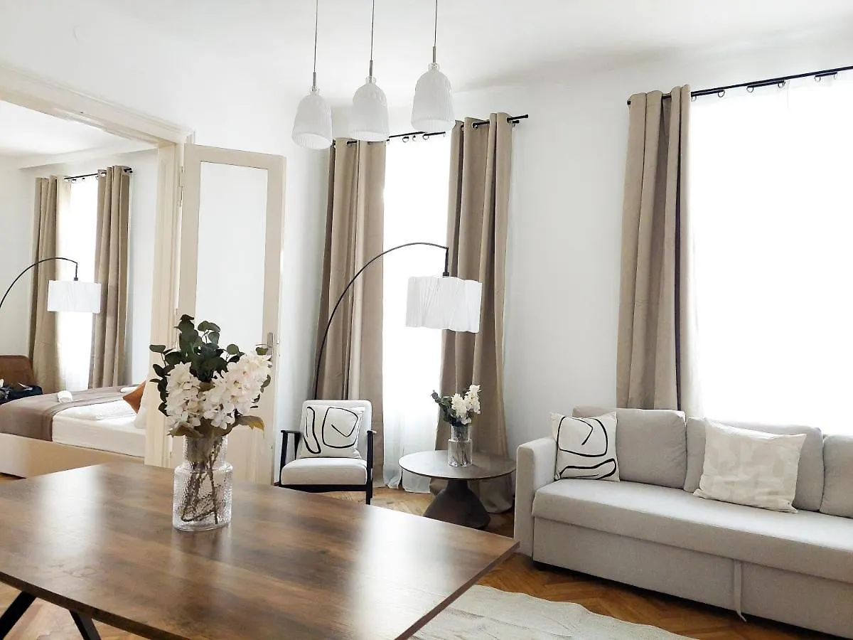 Ferienwohnung Hidden Garden - Spacious Modern - 1 Min To City Shuttle Wien