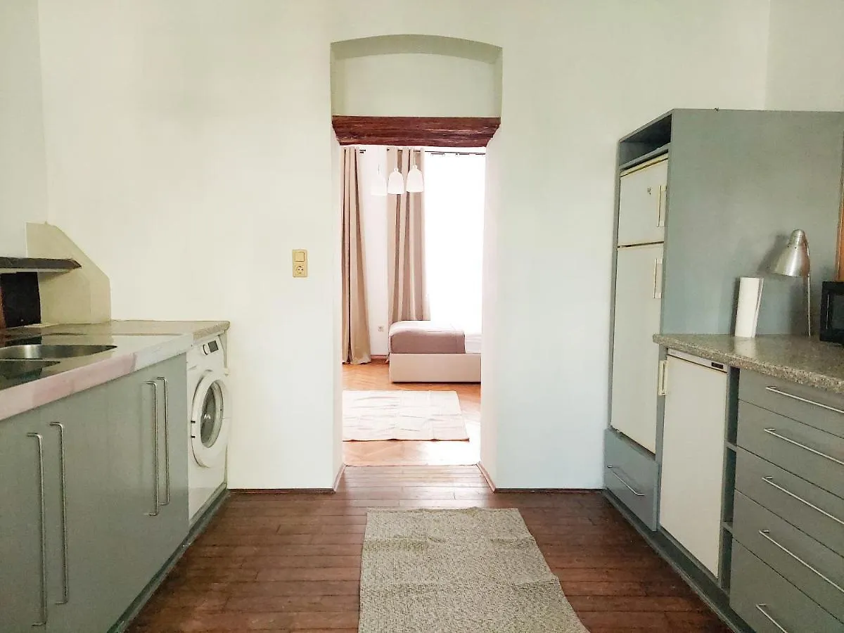 Ferienwohnung Hidden Garden - Spacious Modern - 1 Min To City Shuttle Wien Apartment