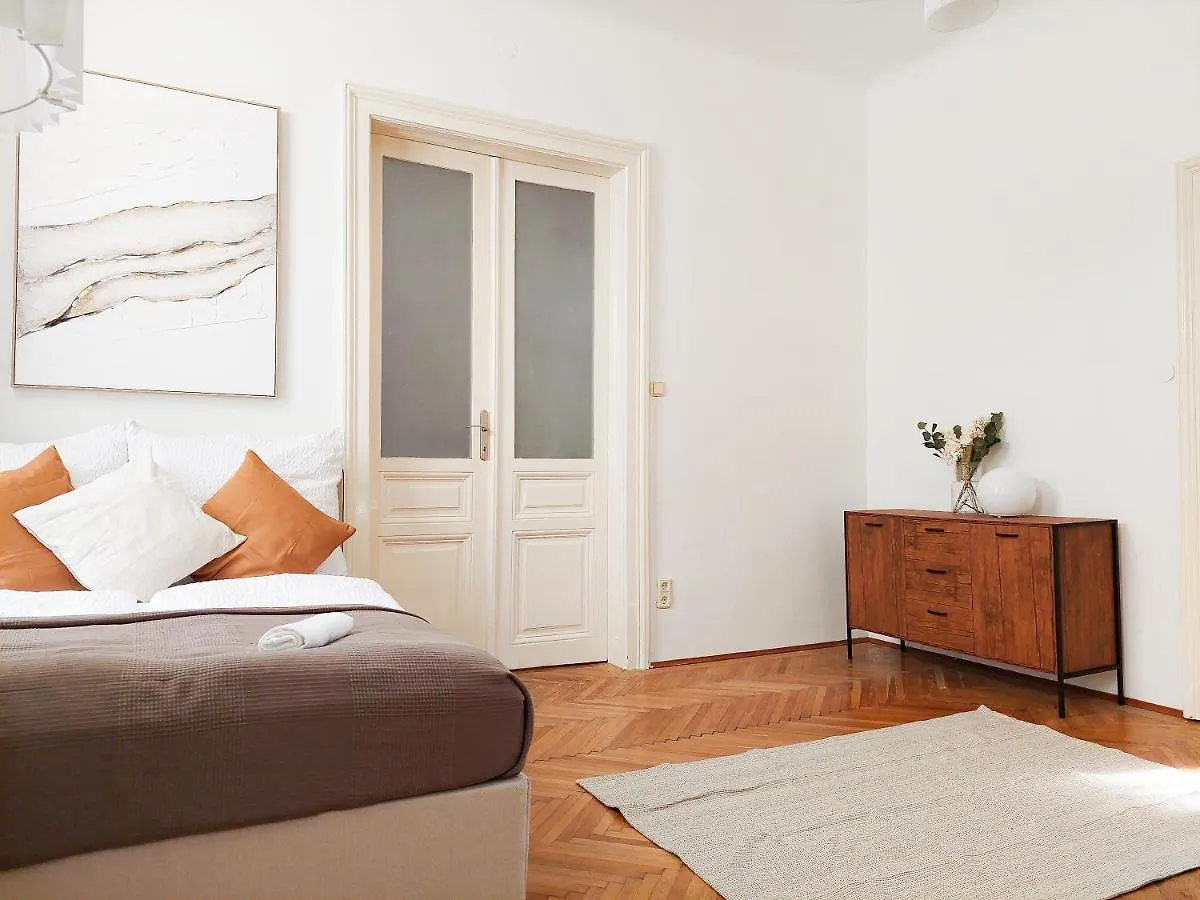 Ferienwohnung Hidden Garden - Spacious Modern - 1 Min To City Shuttle Wien Österreich