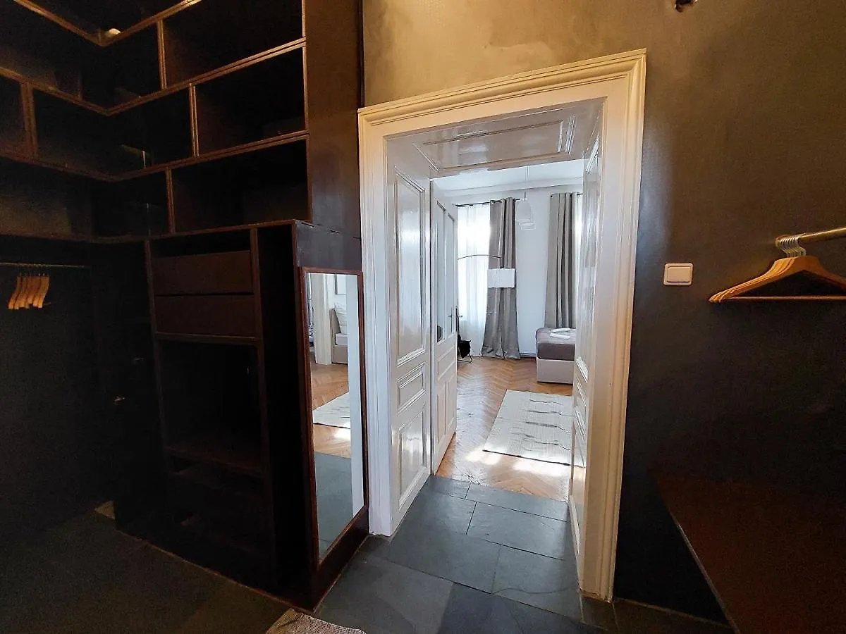 Ferienwohnung Hidden Garden - Spacious Modern - 1 Min To City Shuttle Wien Apartment