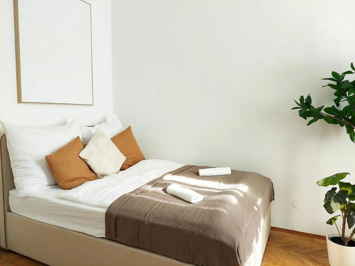 Ferienwohnung Hidden Garden - Spacious Modern - 1 Min To City Shuttle Wien
