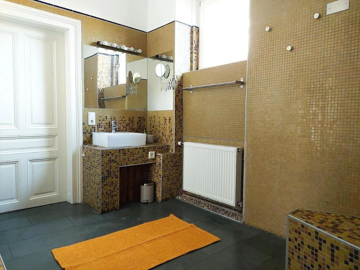 Apartment Ferienwohnung Hidden Garden - Spacious Modern - 1 Min To City Shuttle Wien
