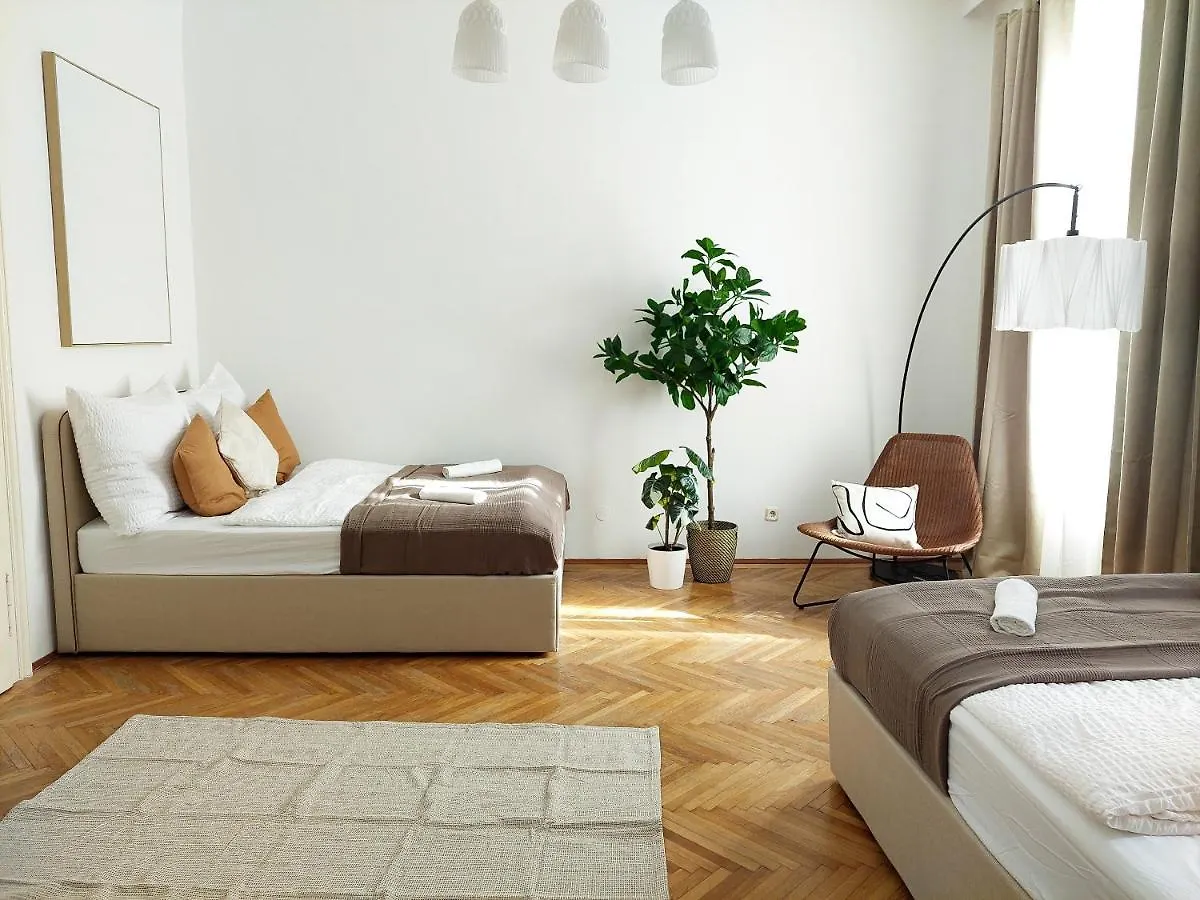 Ferienwohnung Hidden Garden - Spacious Modern - 1 Min To City Shuttle Wien 0*,