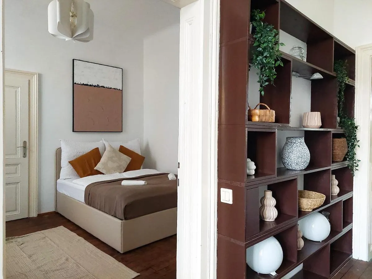 Ferienwohnung Hidden Garden - Spacious Modern - 1 Min To City Shuttle Wien 0*,  Österreich