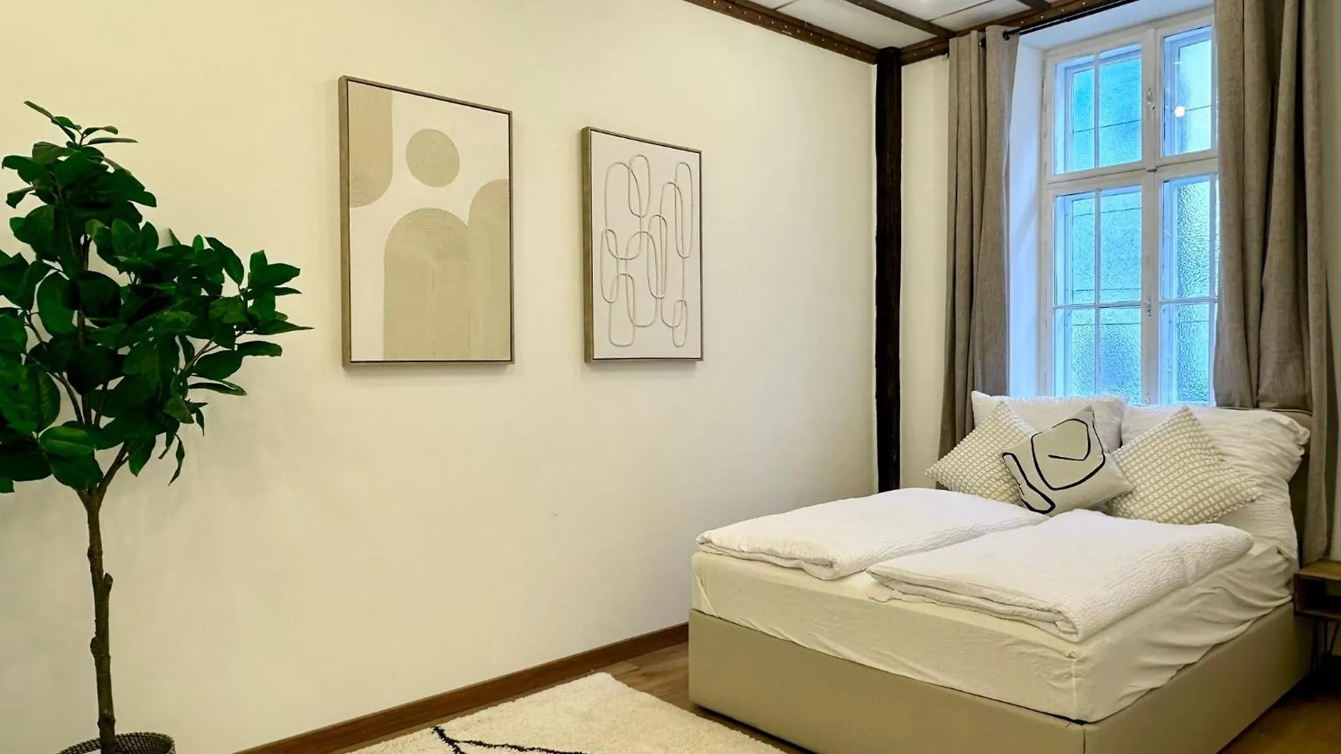 Ferienwohnung Hidden Garden - Spacious Modern - 1 Min To City Shuttle Wien