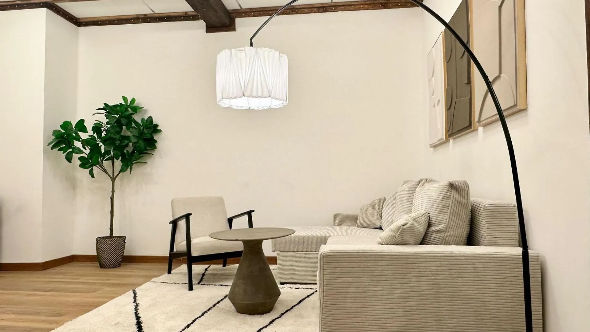 Ferienwohnung Hidden Garden - Spacious Modern - 1 Min To City Shuttle Wien Apartment