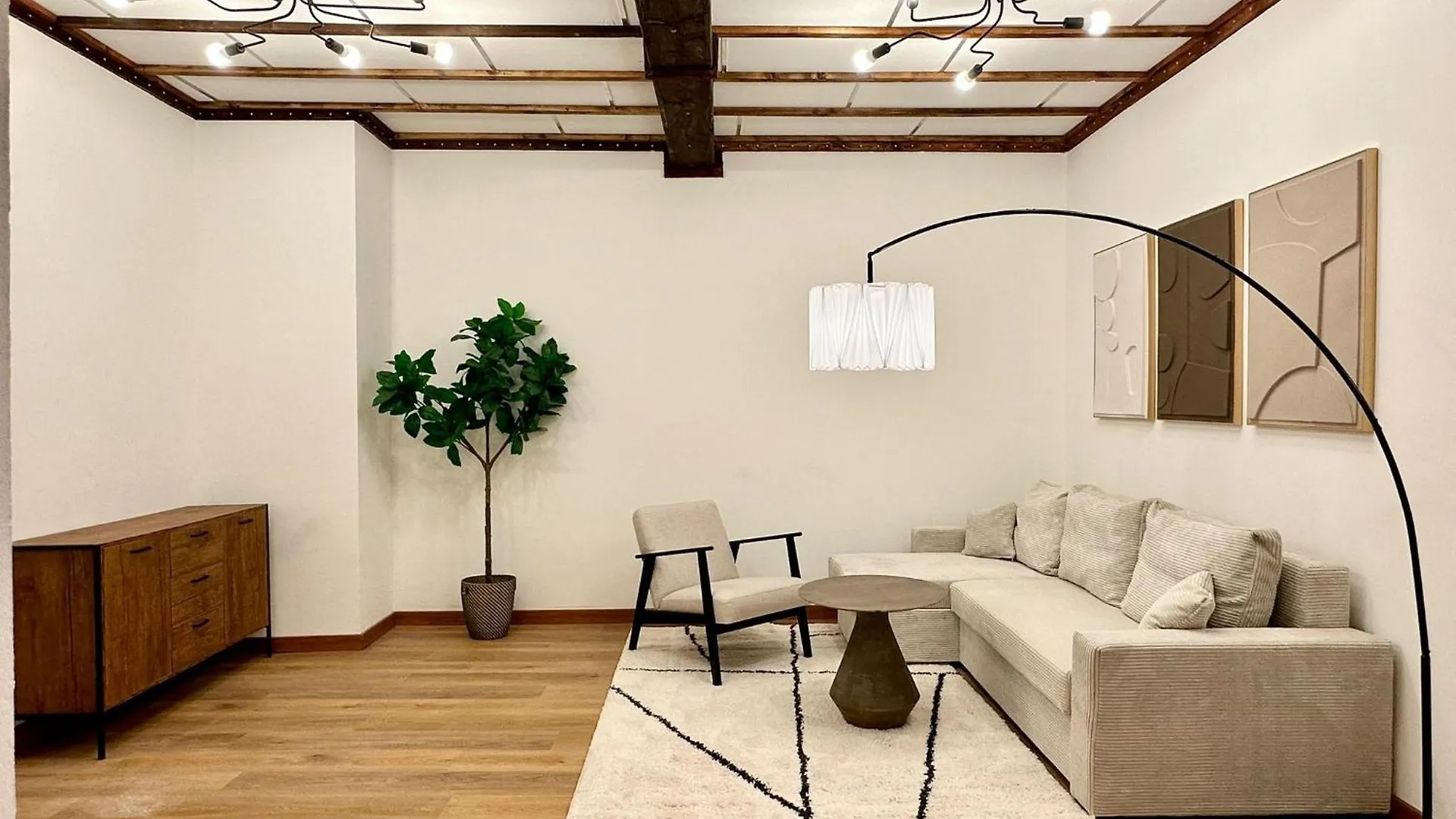 Ferienwohnung Hidden Garden - Spacious Modern - 1 Min To City Shuttle Wien Apartment