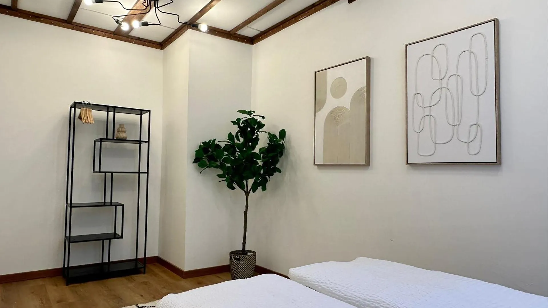 Hidden Garden - Spacious Modern - 1 Min To City Shuttle Apartment Vienna 0*,  Austria
