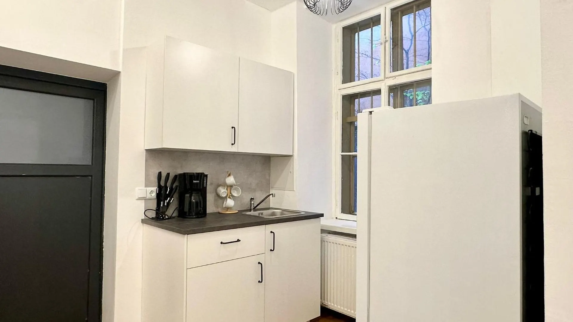 Ferienwohnung Hidden Garden - Spacious Modern - 1 Min To City Shuttle Wien 0*,