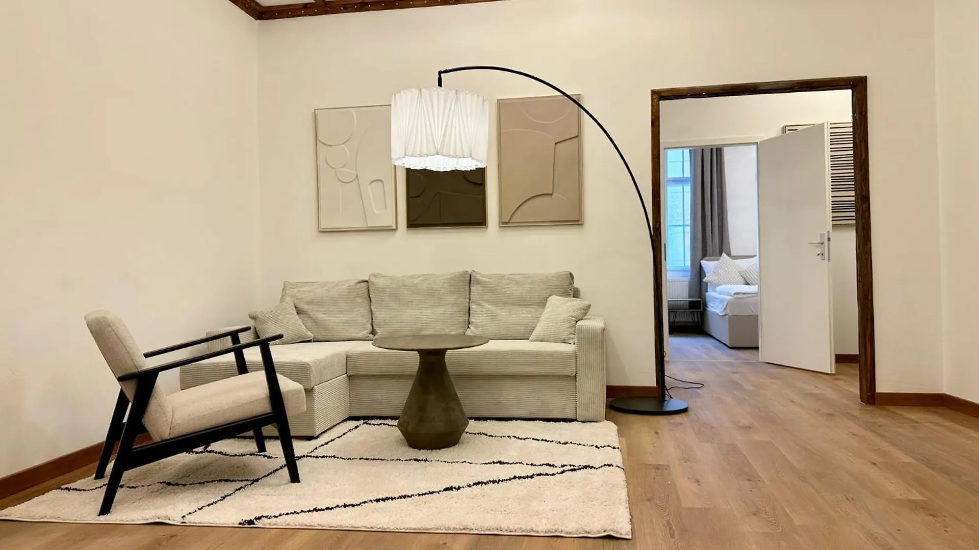 Ferienwohnung Hidden Garden - Spacious Modern - 1 Min To City Shuttle Wien 0*,  Österreich