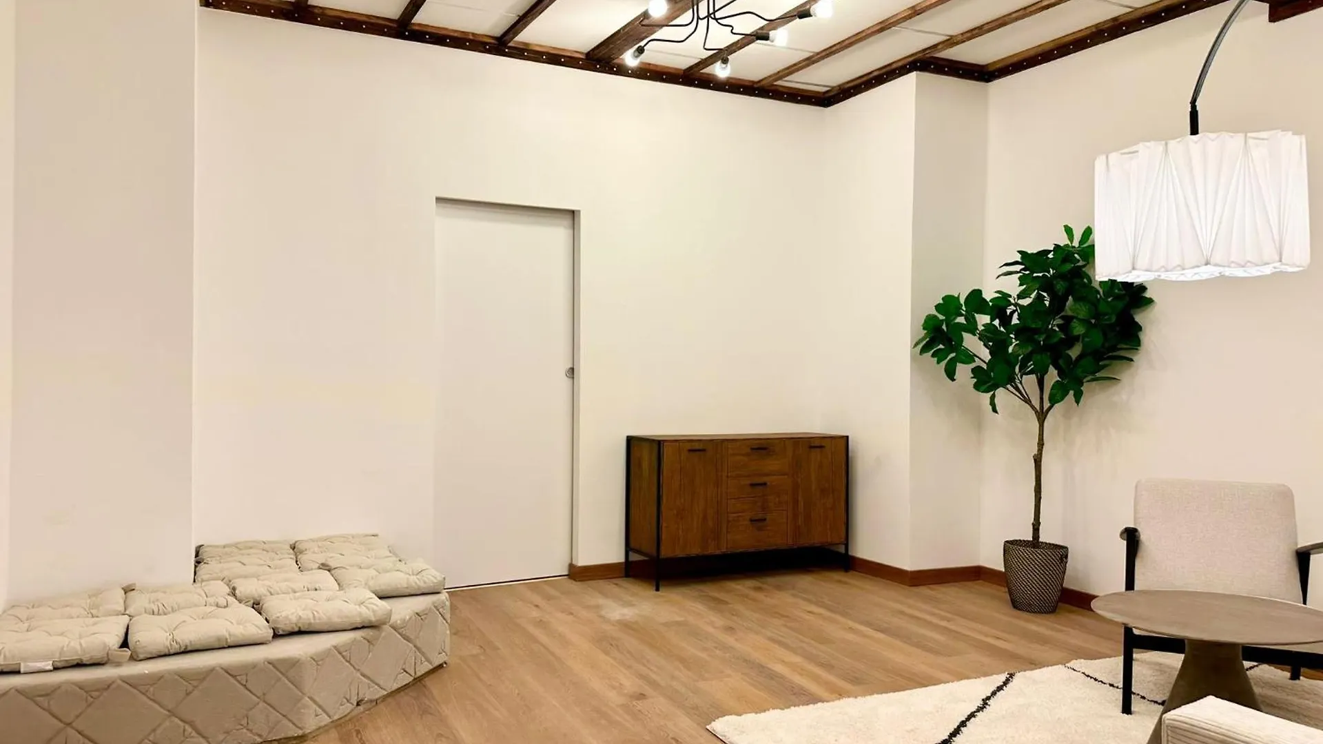 Ferienwohnung Hidden Garden - Spacious Modern - 1 Min To City Shuttle Wien Apartment